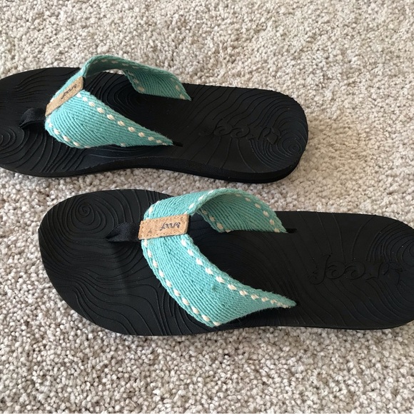 Reef Teal and Black Sandals / Flip Flops Casual Beachwear - Picture 3 of 3